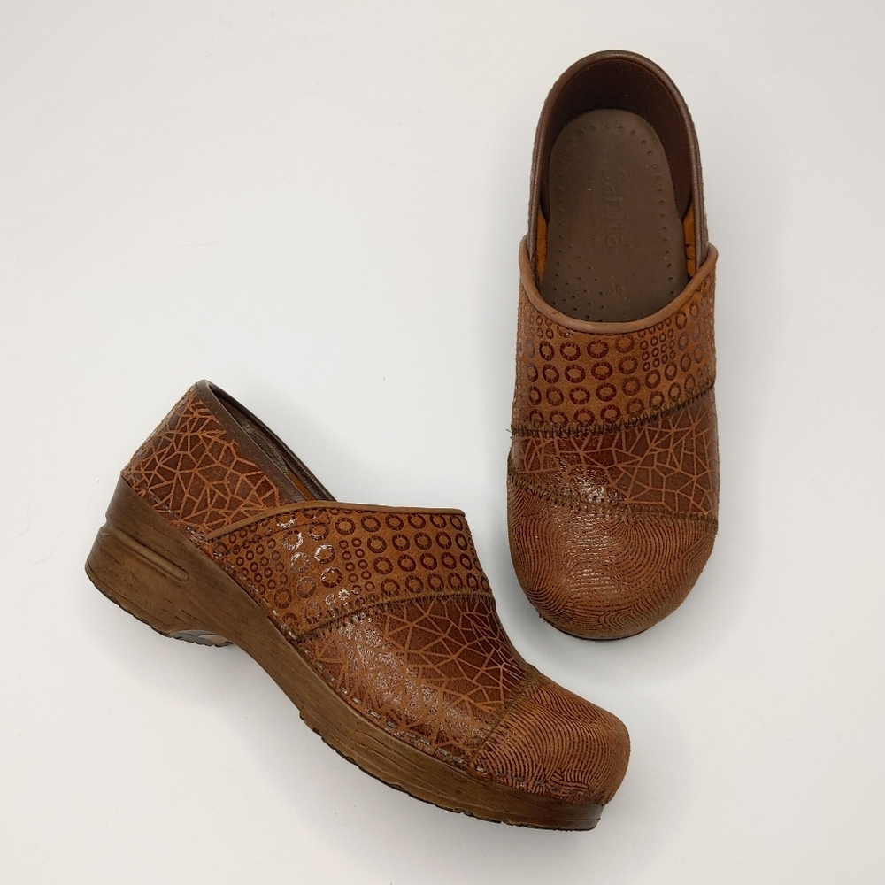 sanita by dansko • brown split art patchwork clogs